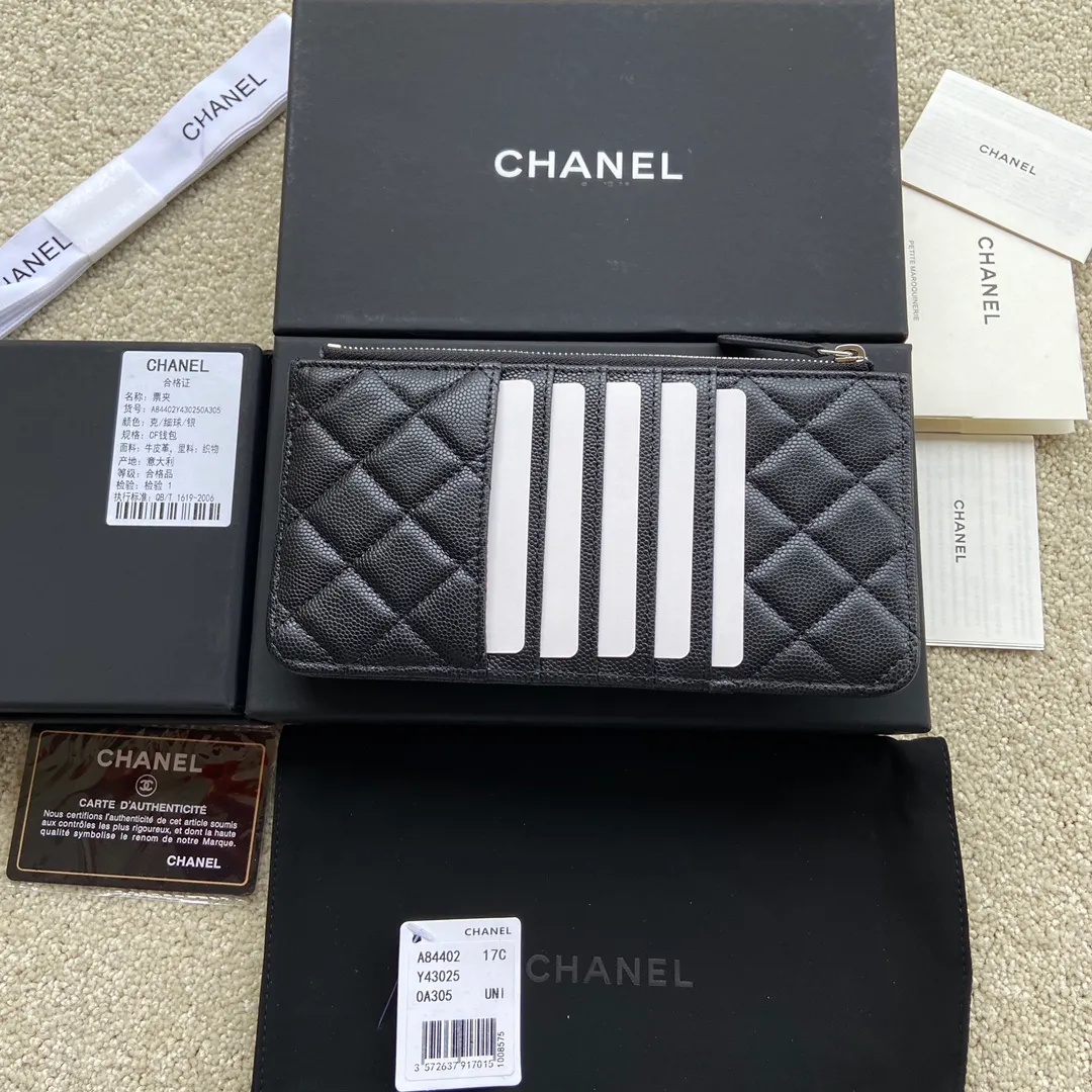 Xiaoxiang imported Italian grained calfskin Item number: A84402 Price: 400 Size: w19.5×h10×d3 Color: black ball pattern silver steel mark Can be used to hold mobile phone card holder and change