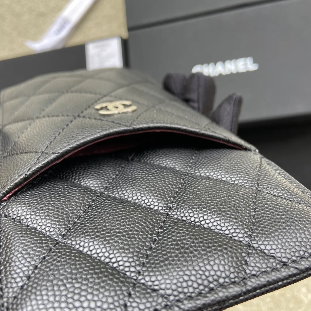 Xiaoxiang imported Italian grained calfskin Item number: A84402 Price: 400 Size: w19.5×h10×d3 Color: black ball pattern silver steel mark Can be used to hold mobile phone card holder and change