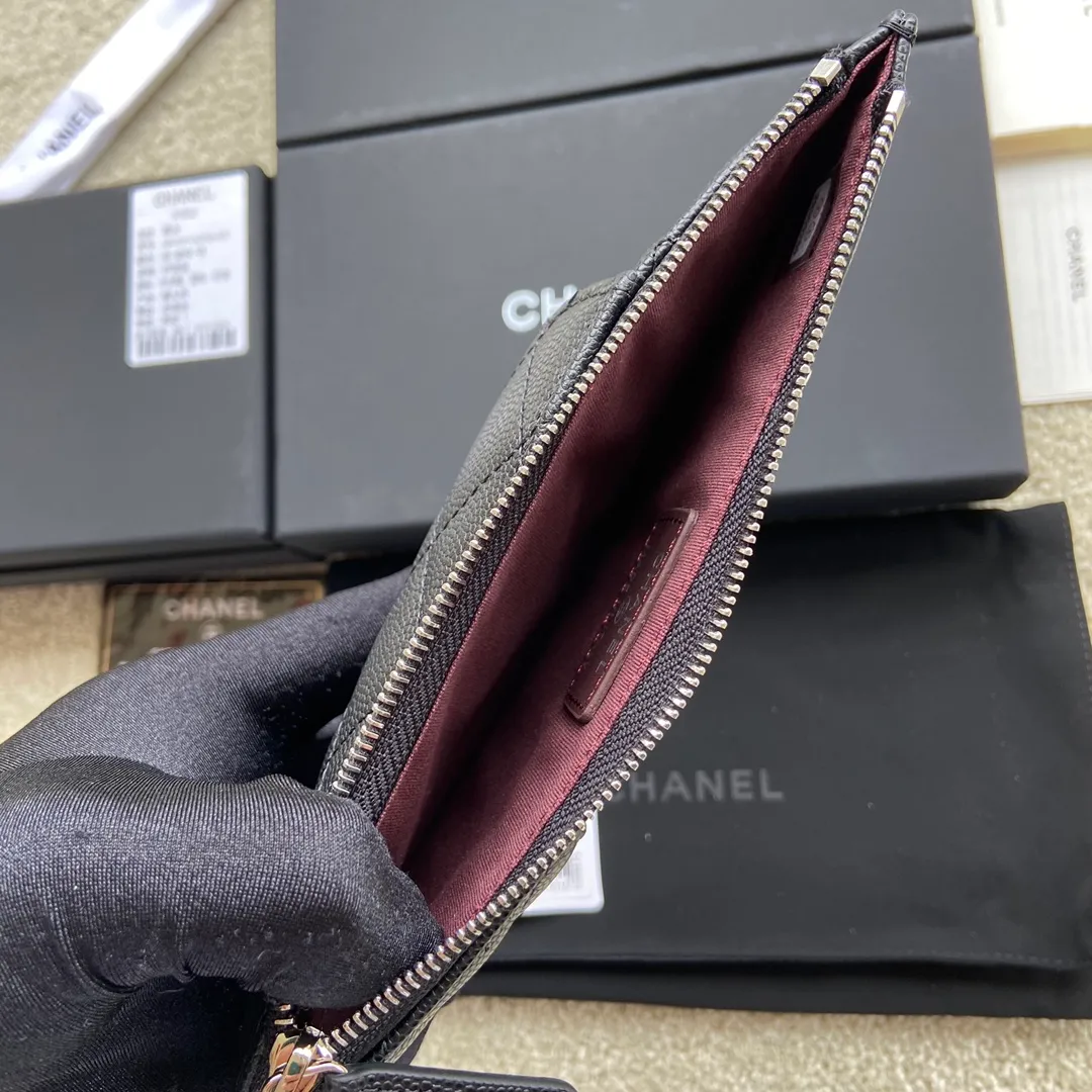 Xiaoxiang imported Italian grained calfskin Item number: A84402 Price: 400 Size: w19.5×h10×d3 Color: black ball pattern silver steel mark Can be used to hold mobile phone card holder and change