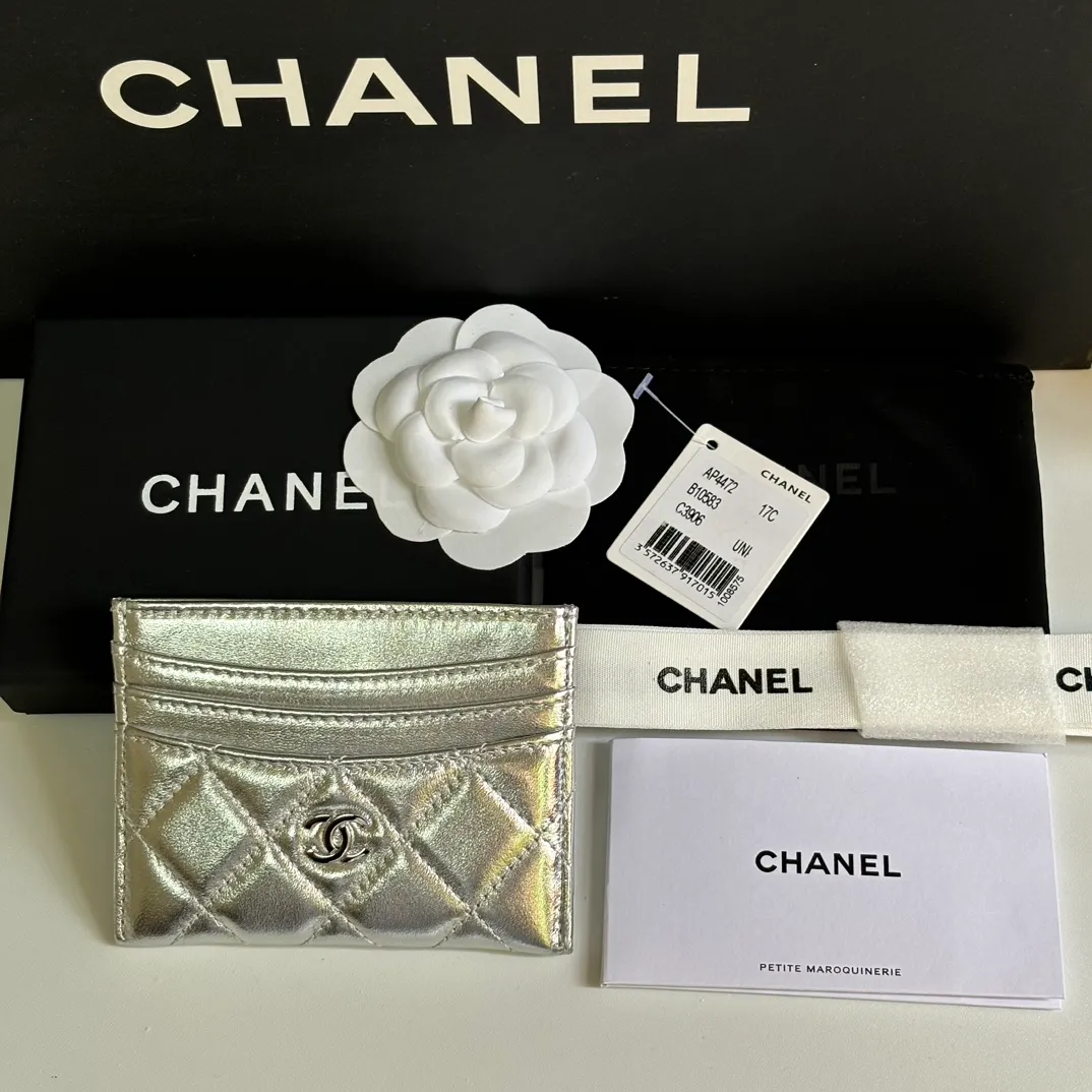 💰240 new product CH@NEL card holder has arrived💦This card holder adds a few more card slots based on the old model, making it more practical. It has original quality and beautiful details. Model No. AP8944, size 11*8*1cm.