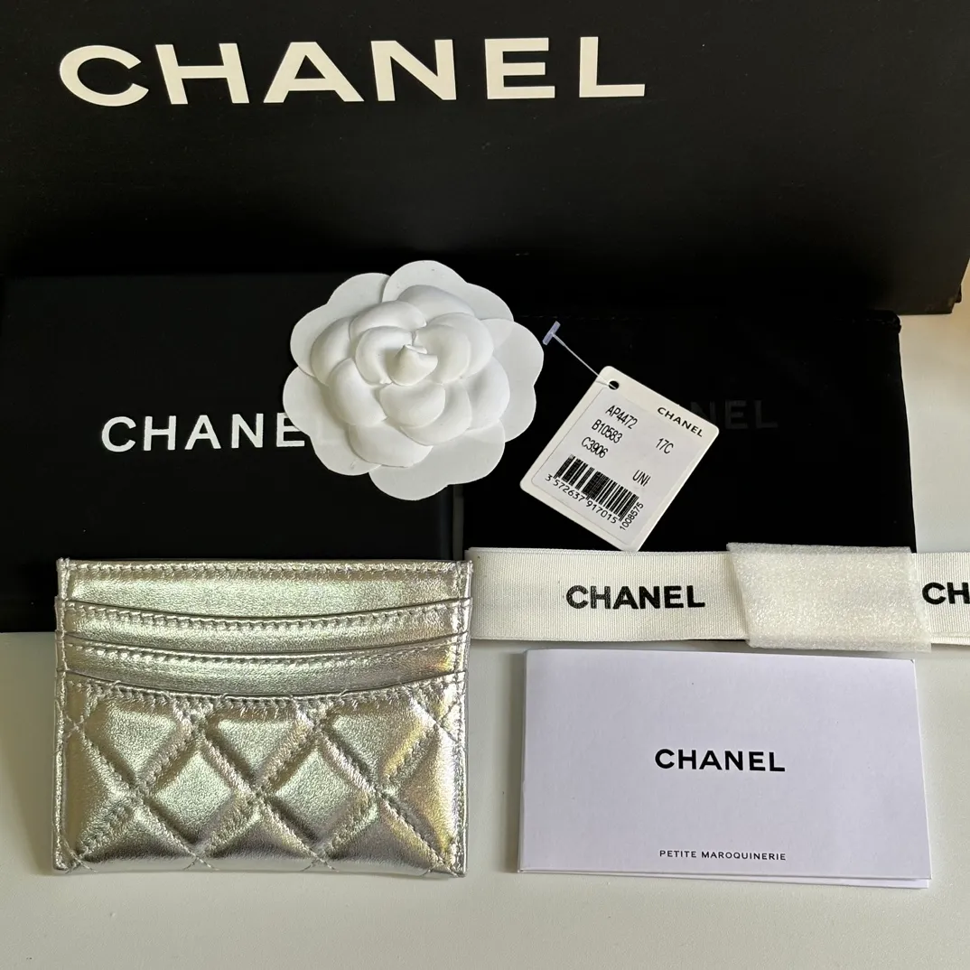 💰240 new product CH@NEL card holder has arrived💦This card holder adds a few more card slots based on the old model, making it more practical. It has original quality and beautiful details. Model No. AP8944, size 11*8*1cm.