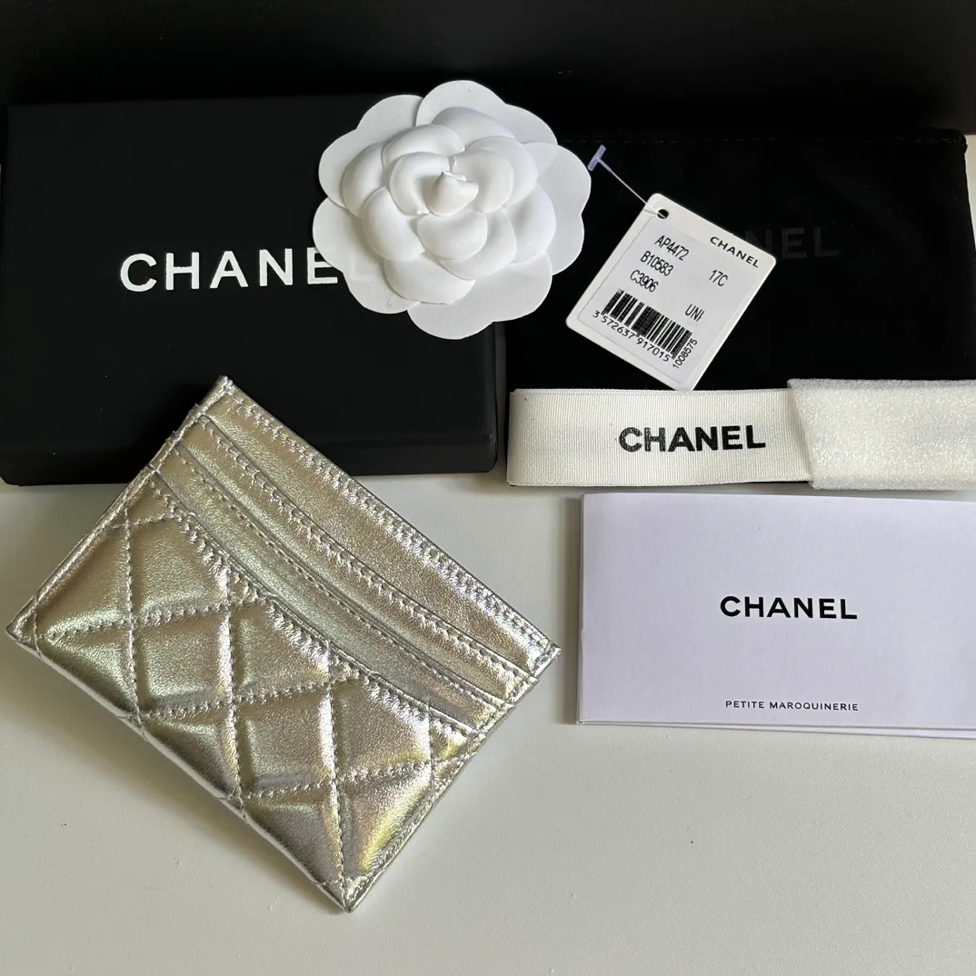 💰240 new product CH@NEL card holder has arrived💦This card holder adds a few more card slots based on the old model, making it more practical. It has original quality and beautiful details. Model No. AP8944, size 11*8*1cm.