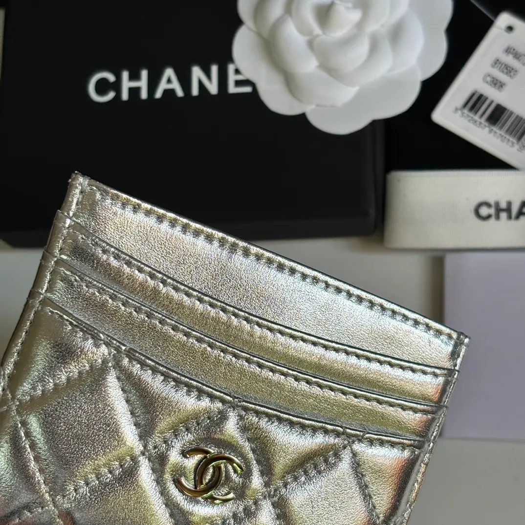 💰240 new product CH@NEL card holder has arrived💦This card holder adds a few more card slots based on the old model, making it more practical. It has original quality and beautiful details. Model No. AP8944, size 11*8*1cm.