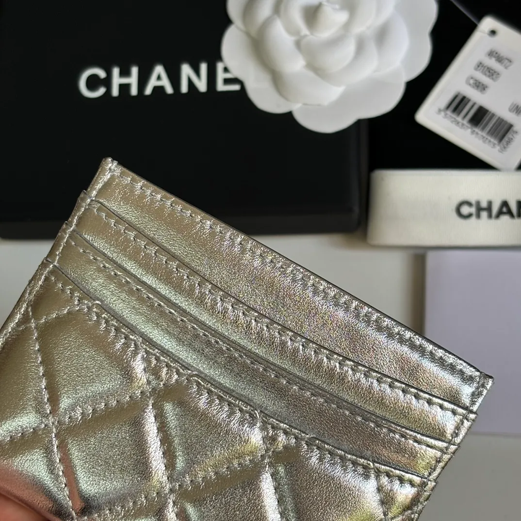 💰240 new product CH@NEL card holder has arrived💦This card holder adds a few more card slots based on the old model, making it more practical. It has original quality and beautiful details. Model No. AP8944, size 11*8*1cm.
