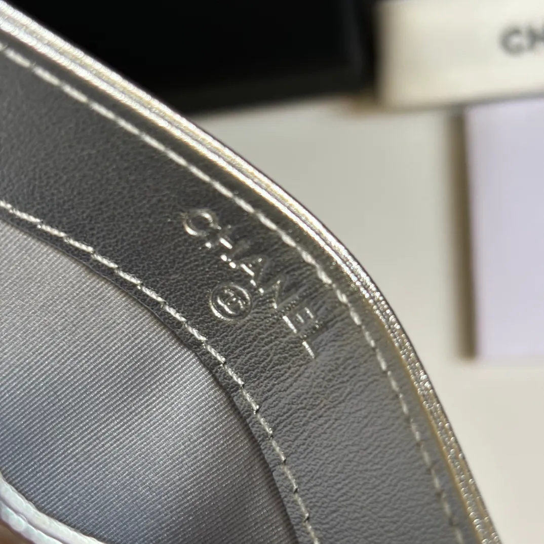 💰240 new product CH@NEL card holder has arrived💦This card holder adds a few more card slots based on the old model, making it more practical. It has original quality and beautiful details. Model No. AP8944, size 11*8*1cm.