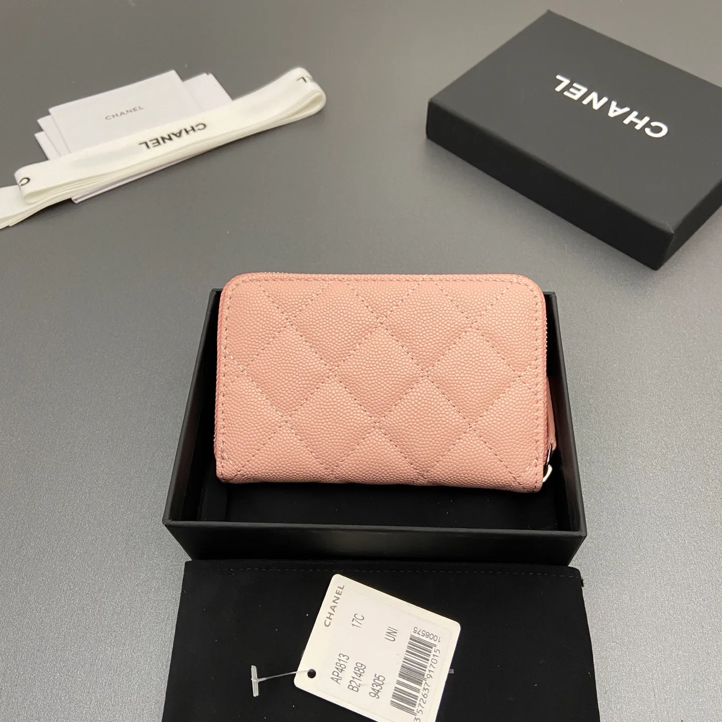 25b new series caviar cowhide with stars ⭐logo shiny blingblibg~zipper bag card holder series 6 card slots, 1 zipper bag Item number: A 4813 Price: 360 Size: w13×h8.5×d2cm Color: pink fine ball pattern silver star hardware