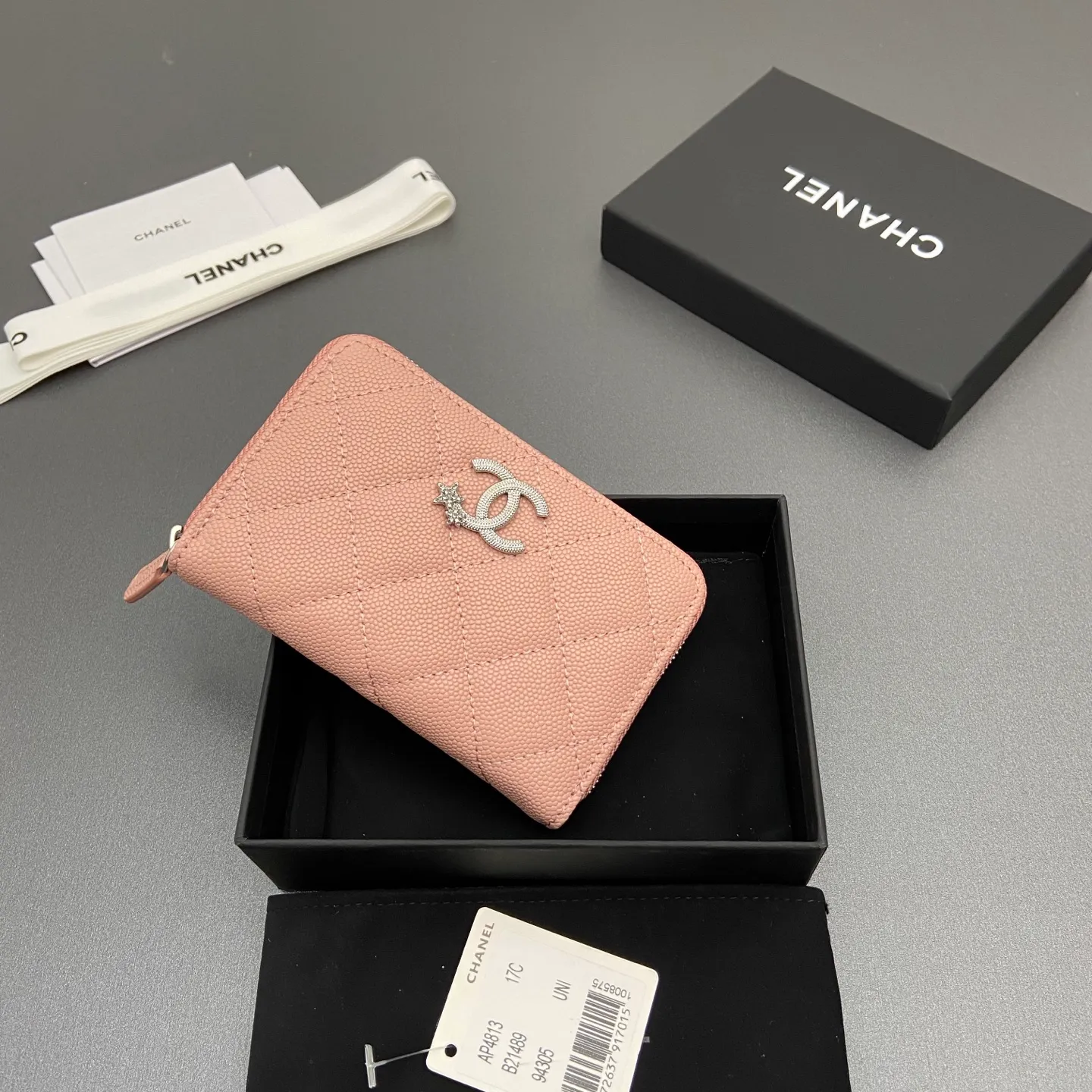 25b new series caviar cowhide with stars ⭐logo shiny blingblibg~zipper bag card holder series 6 card slots, 1 zipper bag Item number: A 4813 Price: 360 Size: w13×h8.5×d2cm Color: pink fine ball pattern silver star hardware