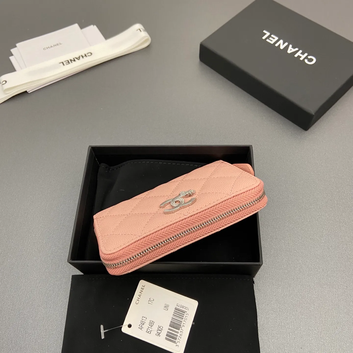 25b new series caviar cowhide with stars ⭐logo shiny blingblibg~zipper bag card holder series 6 card slots, 1 zipper bag Item number: A 4813 Price: 360 Size: w13×h8.5×d2cm Color: pink fine ball pattern silver star hardware