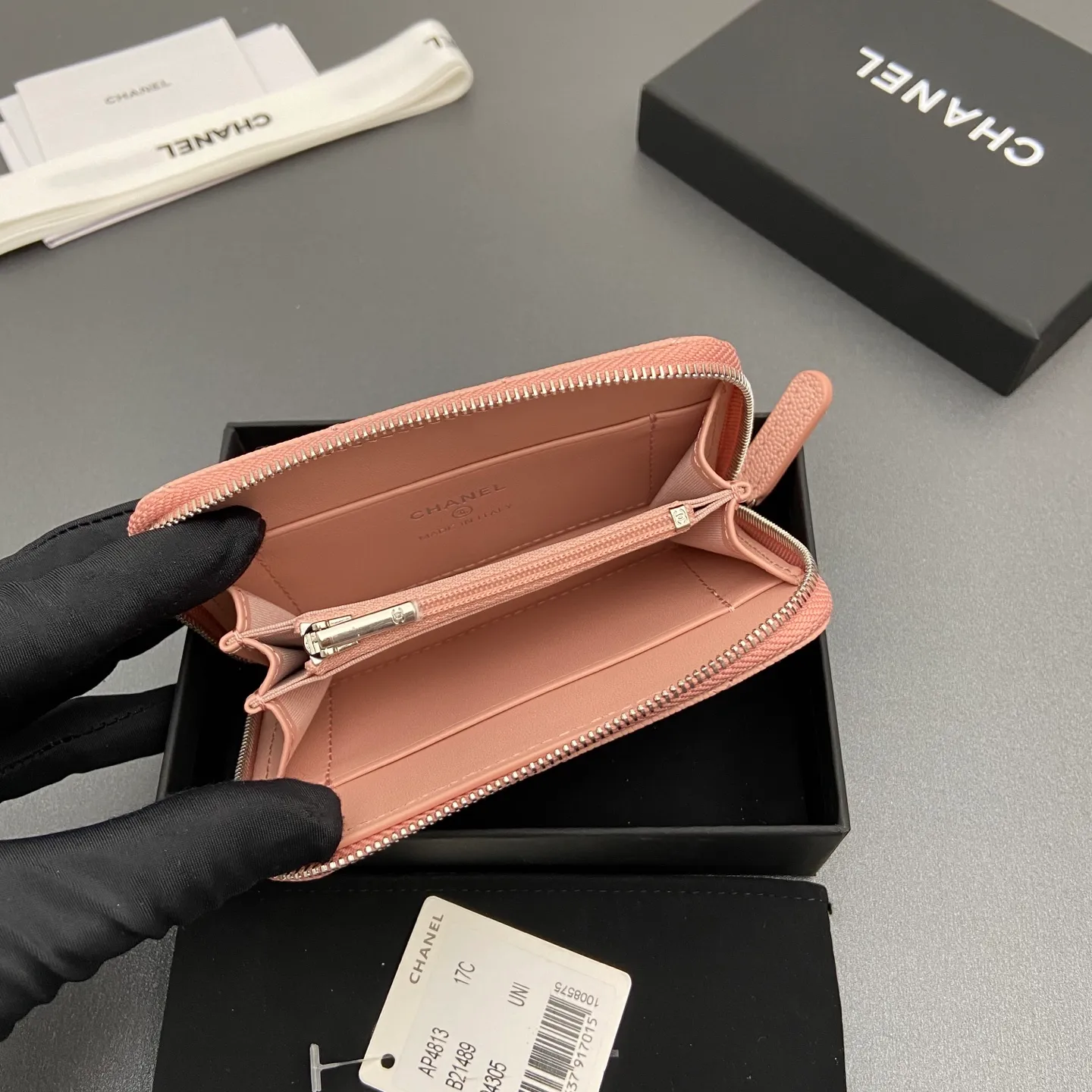 25b new series caviar cowhide with stars ⭐logo shiny blingblibg~zipper bag card holder series 6 card slots, 1 zipper bag Item number: A 4813 Price: 360 Size: w13×h8.5×d2cm Color: pink fine ball pattern silver star hardware
