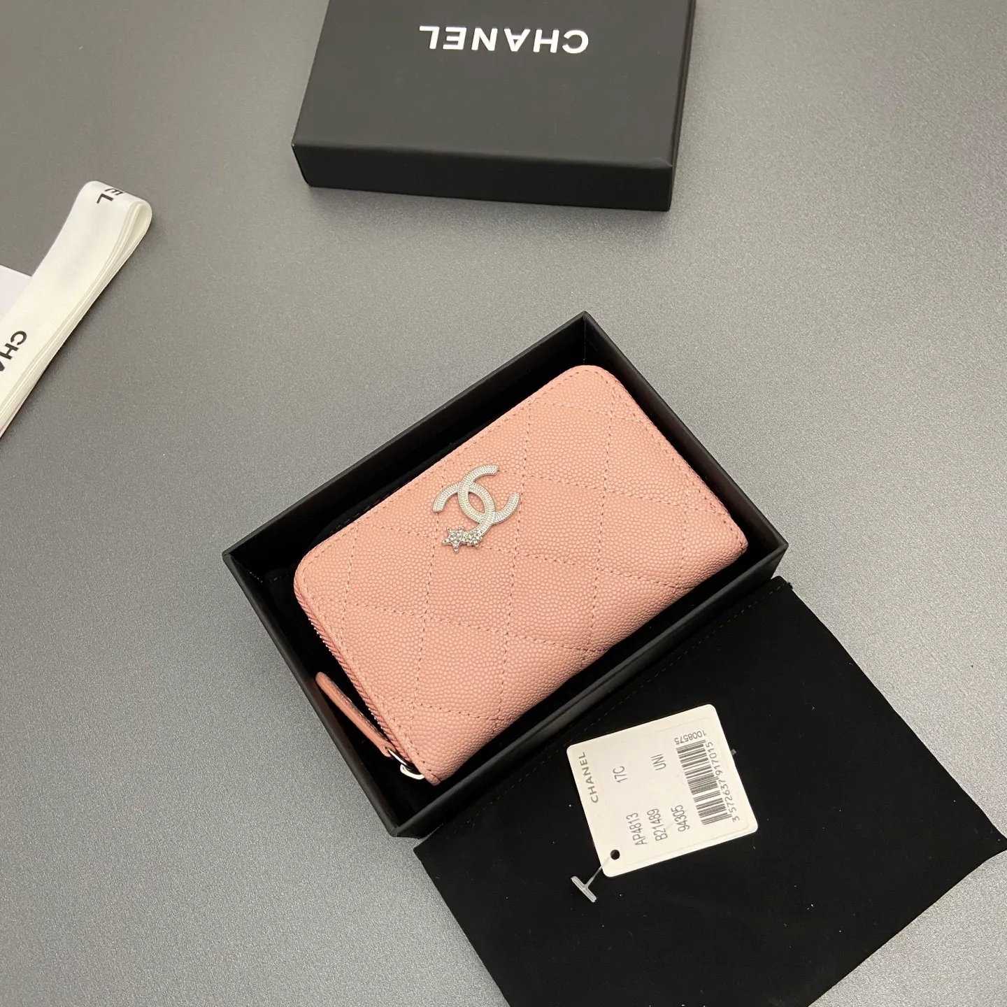 25b new series caviar cowhide with stars ⭐logo shiny blingblibg~zipper bag card holder series 6 card slots, 1 zipper bag Item number: A 4813 Price: 360 Size: w13×h8.5×d2cm Color: pink fine ball pattern silver star hardware