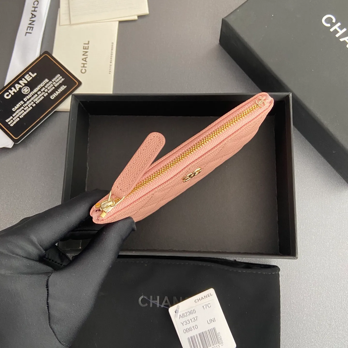 Xiaoxiang imported Italian grained calfskin Item No.: A82365 Price: 250 Size: w15×8.5cm Color: Pink fine grained gold steel mark
