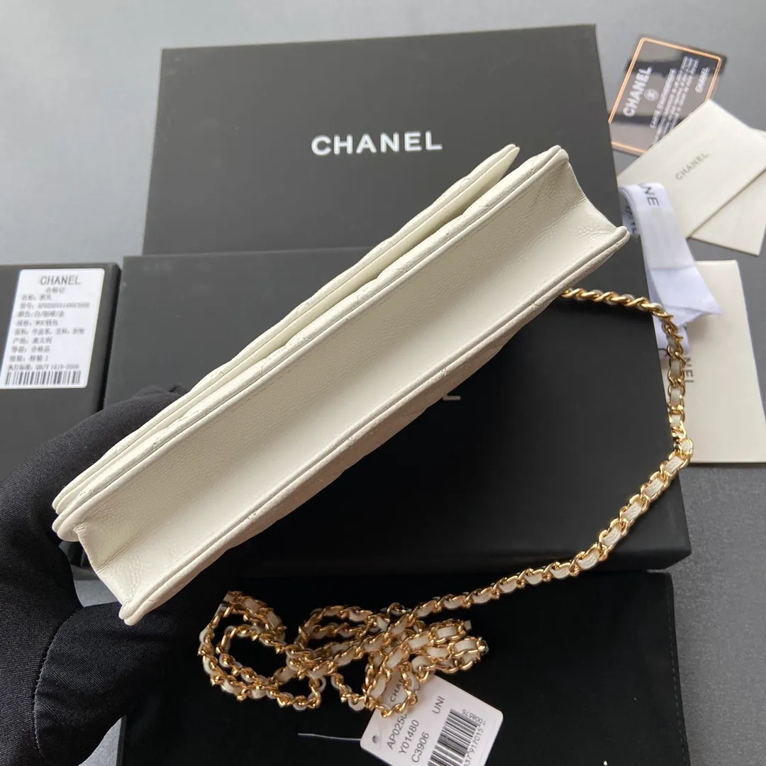 Xiaoxiang imported Italian grained calfskin Item No.: A0250 💰: 640 Size: w20×h13×d3.5cm Color: White fine-grained gold steel mark