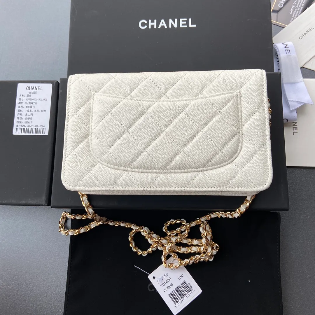 Xiaoxiang imported Italian grained calfskin Item No.: A0250 💰: 640 Size: w20×h13×d3.5cm Color: White fine-grained gold steel mark