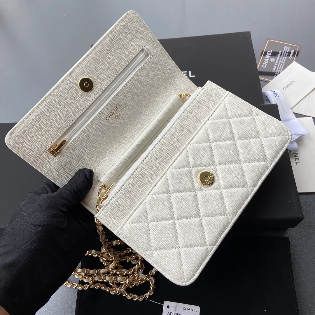 Xiaoxiang imported Italian grained calfskin Item No.: A0250 💰: 640 Size: w20×h13×d3.5cm Color: White fine-grained gold steel mark