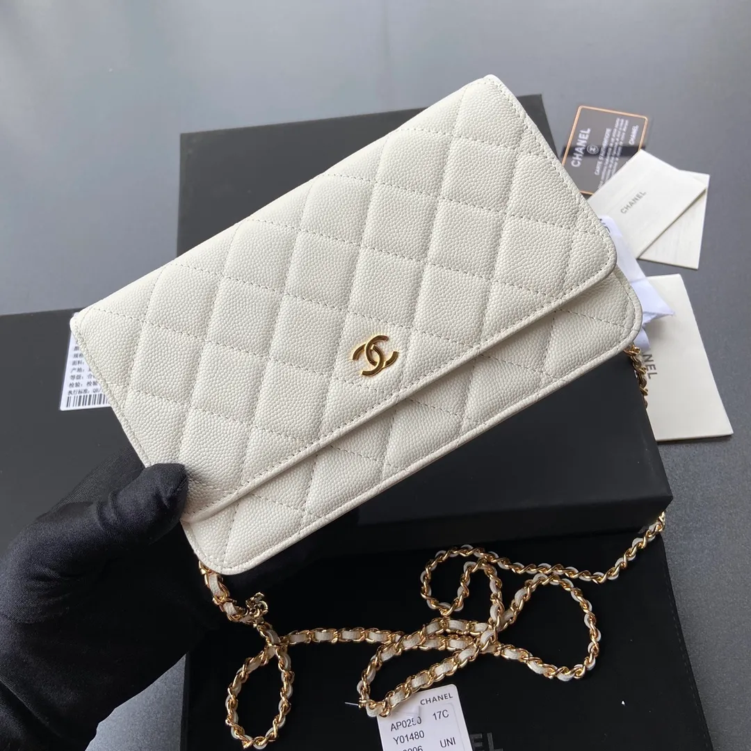 Xiaoxiang imported Italian grained calfskin Item No.: A0250 💰: 640 Size: w20×h13×d3.5cm Color: White fine-grained gold steel mark