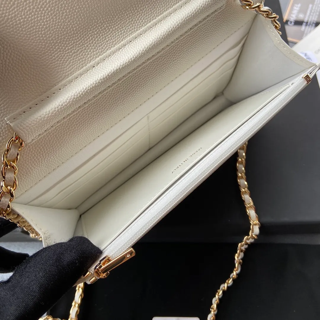 Xiaoxiang imported Italian grained calfskin Item No.: A0250 💰: 640 Size: w20×h13×d3.5cm Color: White fine-grained gold steel mark