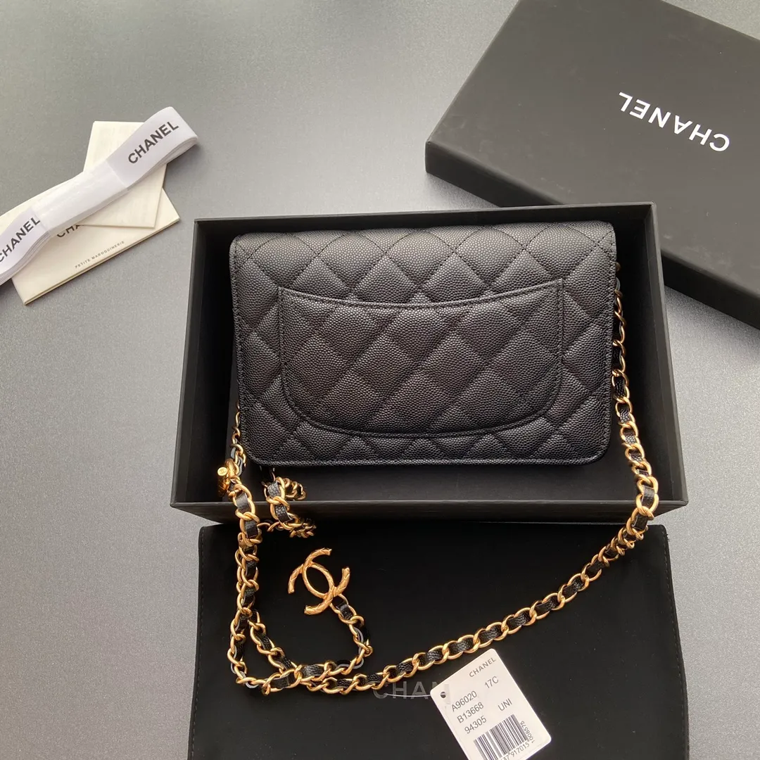 Xiaoxiang imported Italian grained calfskin Item number: AP096020 Price: 860 Size: w20×h13×d3.5cm Color: black fine-grained gold steel mark 23b adjustable chain WOC chain matching, can be adjusted