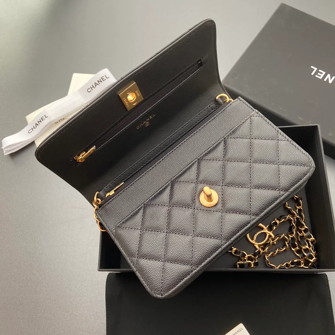 Xiaoxiang imported Italian grained calfskin Item number: AP096020 Price: 860 Size: w20×h13×d3.5cm Color: black fine-grained gold steel mark 23b adjustable chain WOC chain matching, can be adjusted