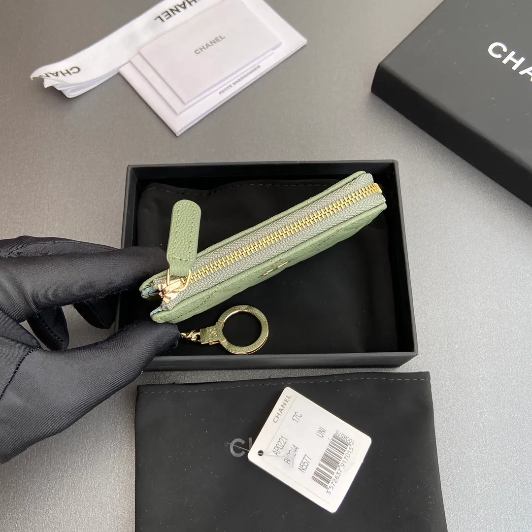 [Special grade hardware original leather] 💰320 Xiaoxiang small zipper bag card holder series Hook chain quilted card holder with iconic metal logo Gold tone metal hardware, special Italian imported leather 1 card slot wallet bag, 1 hook chain Number: 0221 Greek green thin ball light gold Size: w11.5×h7.5×1.5cm