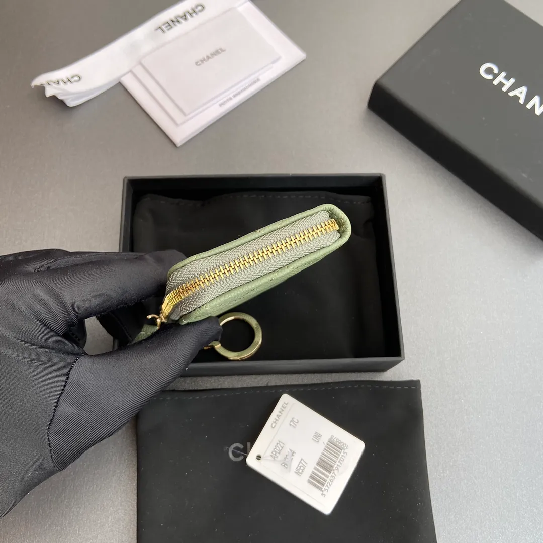 [Special grade hardware original leather] 💰320 Xiaoxiang small zipper bag card holder series Hook chain quilted card holder with iconic metal logo Gold tone metal hardware, special Italian imported leather 1 card slot wallet bag, 1 hook chain Number: 0221 Greek green thin ball light gold Size: w11.5×h7.5×1.5cm