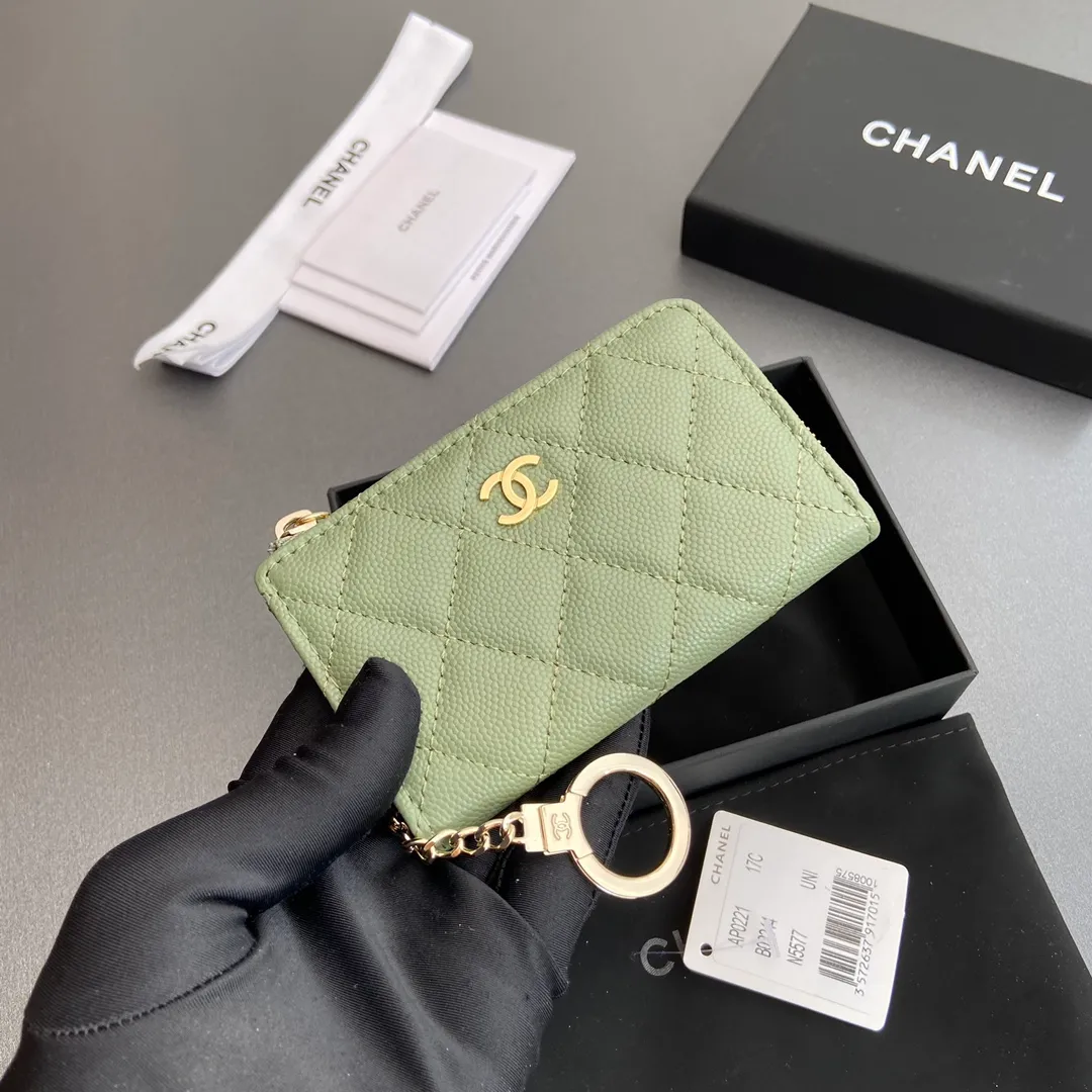 [Special grade hardware original leather] 💰320 Xiaoxiang small zipper bag card holder series Hook chain quilted card holder with iconic metal logo Gold tone metal hardware, special Italian imported leather 1 card slot wallet bag, 1 hook chain Number: 0221 Greek green thin ball light gold Size: w11.5×h7.5×1.5cm