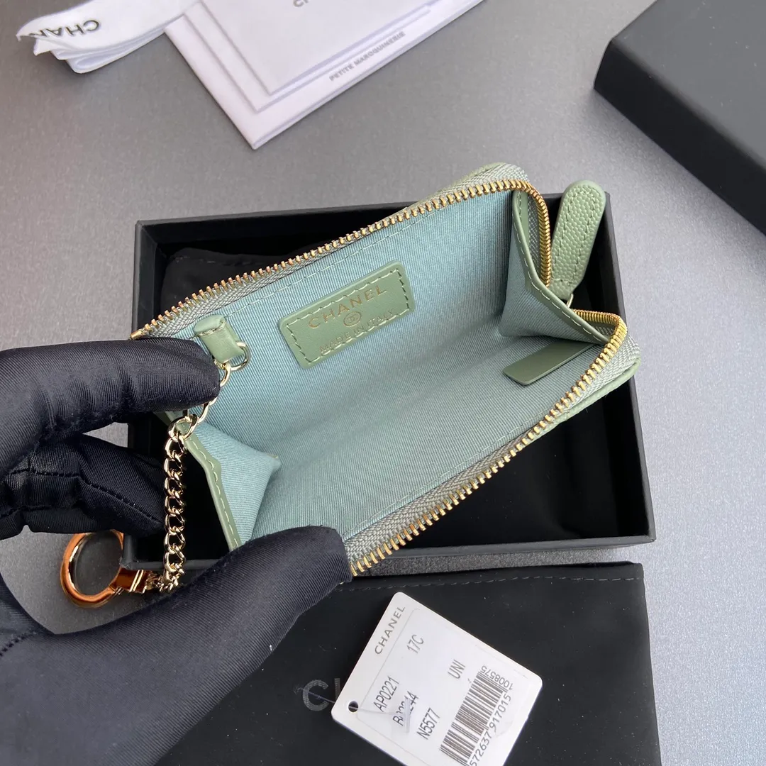 [Special grade hardware original leather] 💰320 Xiaoxiang small zipper bag card holder series Hook chain quilted card holder with iconic metal logo Gold tone metal hardware, special Italian imported leather 1 card slot wallet bag, 1 hook chain Number: 0221 Greek green thin ball light gold Size: w11.5×h7.5×1.5cm