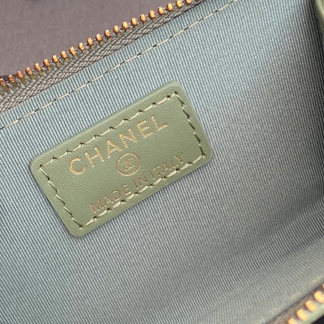 [Special grade hardware original leather] 💰320 Xiaoxiang small zipper bag card holder series Hook chain quilted card holder with iconic metal logo Gold tone metal hardware, special Italian imported leather 1 card slot wallet bag, 1 hook chain Number: 0221 Greek green thin ball light gold Size: w11.5×h7.5×1.5cm