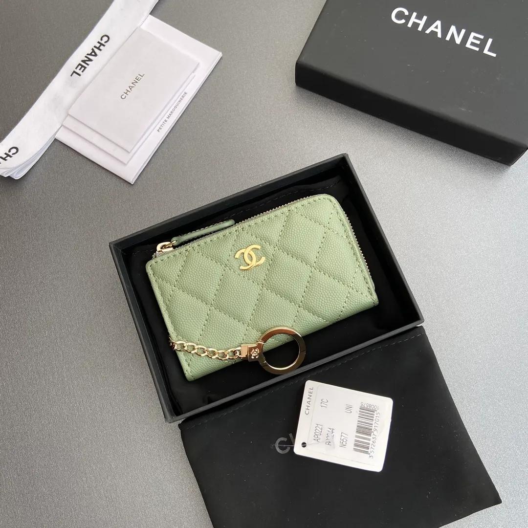 [Special grade hardware original leather] 💰320 Xiaoxiang small zipper bag card holder series Hook chain quilted card holder with iconic metal logo Gold tone metal hardware, special Italian imported leather 1 card slot wallet bag, 1 hook chain Number: 0221 Greek green thin ball light gold Size: w11.5×h7.5×1.5cm