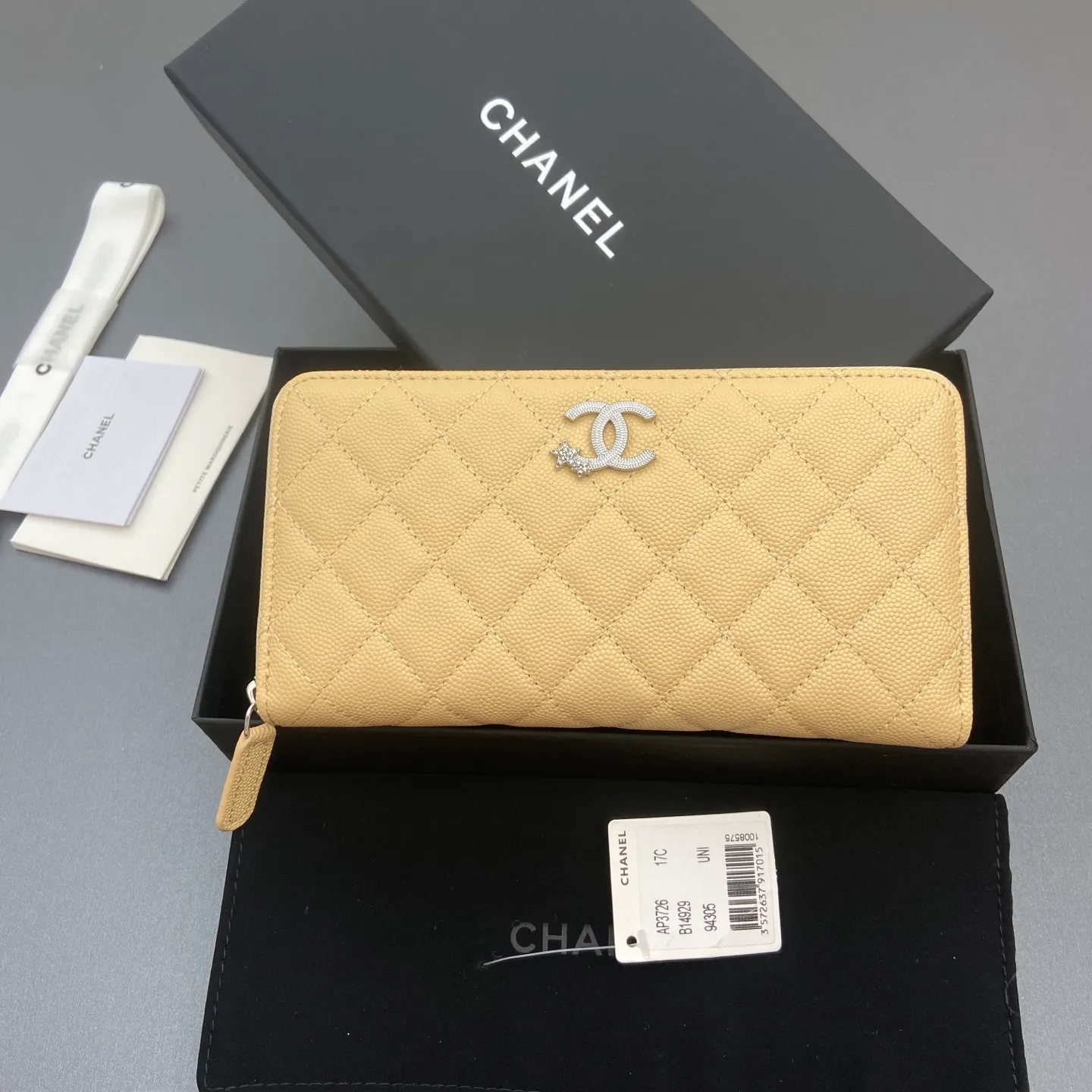 25b new series caviar cowhide with stars ⭐logo shiny blingblibg~zipper bag series apricot fine ball pattern silver star hardware 12 card slots, two banknote compartments two compartments, 1 zipper bag Price: 250 No.: 3726 Size: w19×h10×d3cm