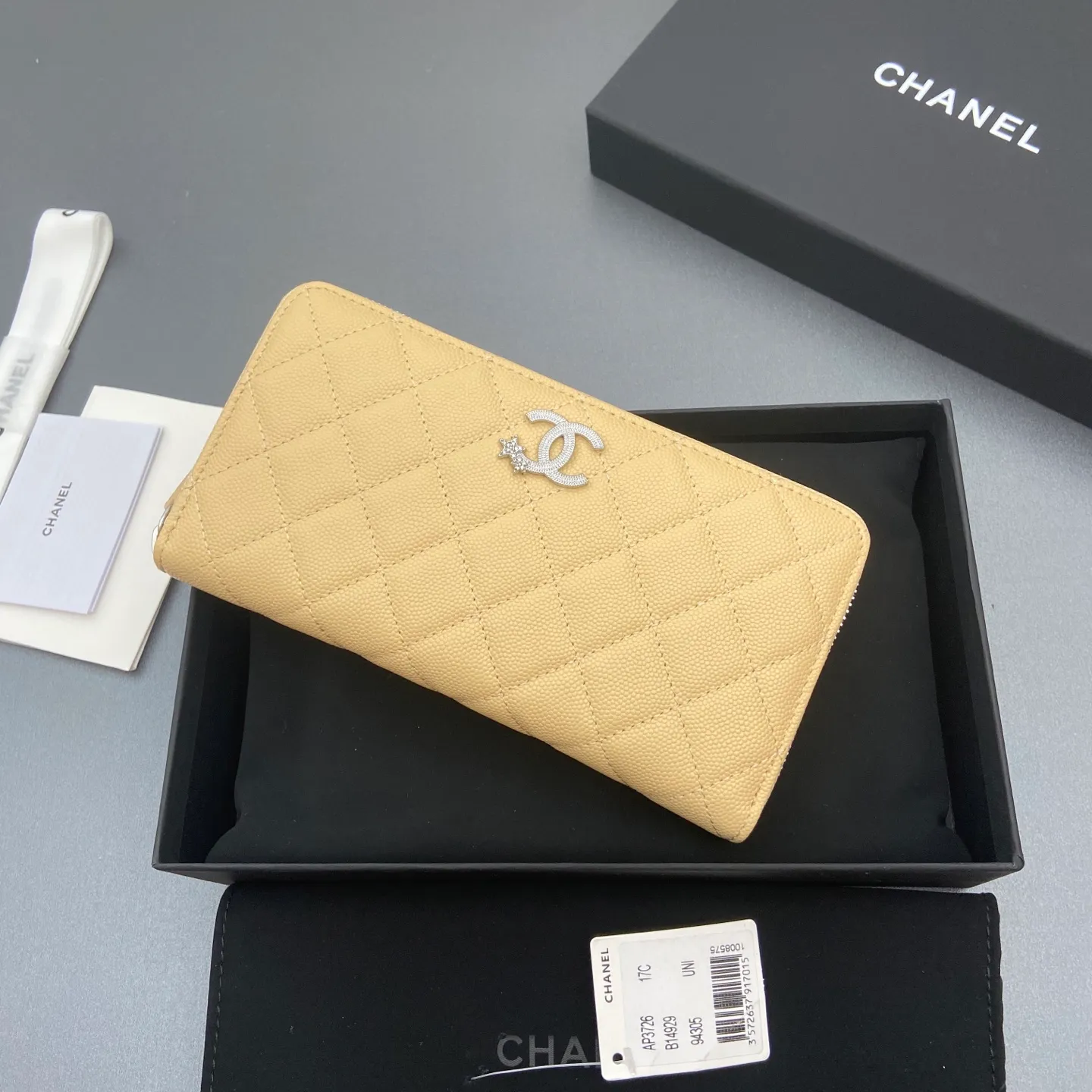 25b new series caviar cowhide with stars ⭐logo shiny blingblibg~zipper bag series apricot fine ball pattern silver star hardware 12 card slots, two banknote compartments two compartments, 1 zipper bag Price: 250 No.: 3726 Size: w19×h10×d3cm