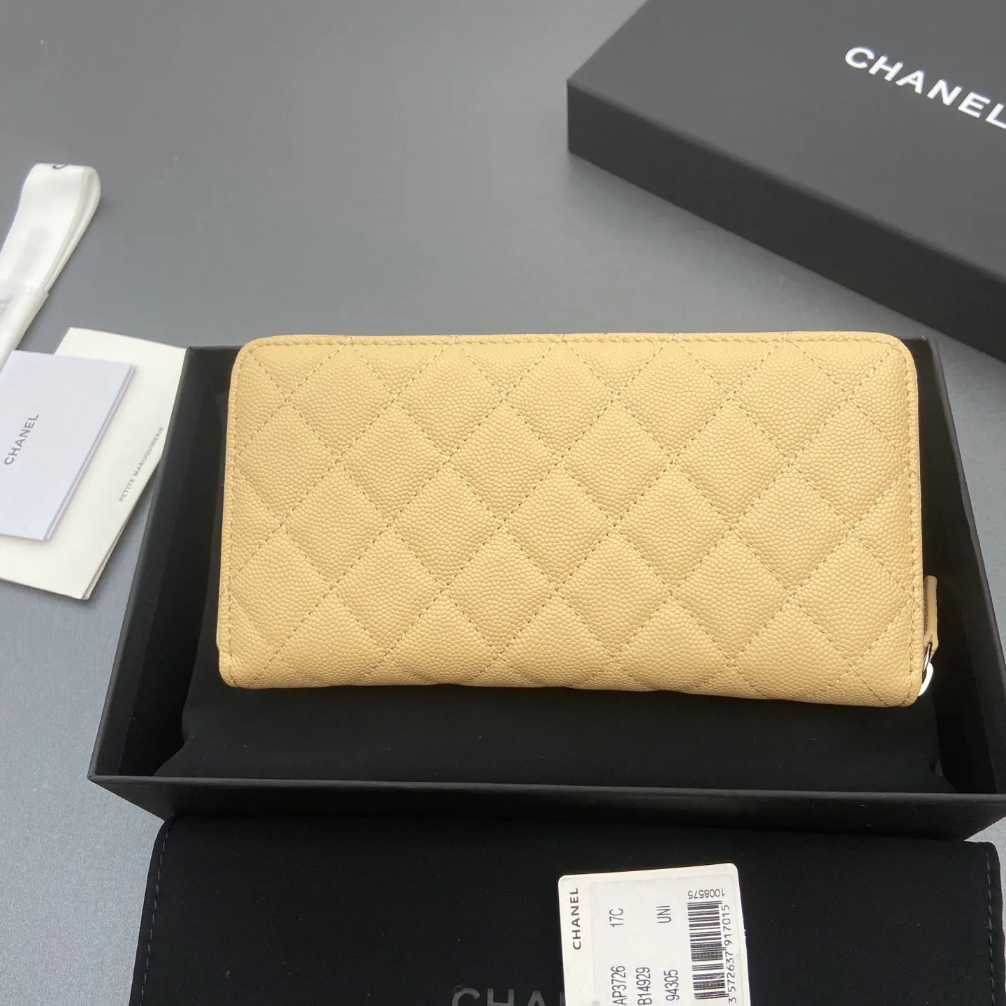 25b new series caviar cowhide with stars ⭐logo shiny blingblibg~zipper bag series apricot fine ball pattern silver star hardware 12 card slots, two banknote compartments two compartments, 1 zipper bag Price: 250 No.: 3726 Size: w19×h10×d3cm
