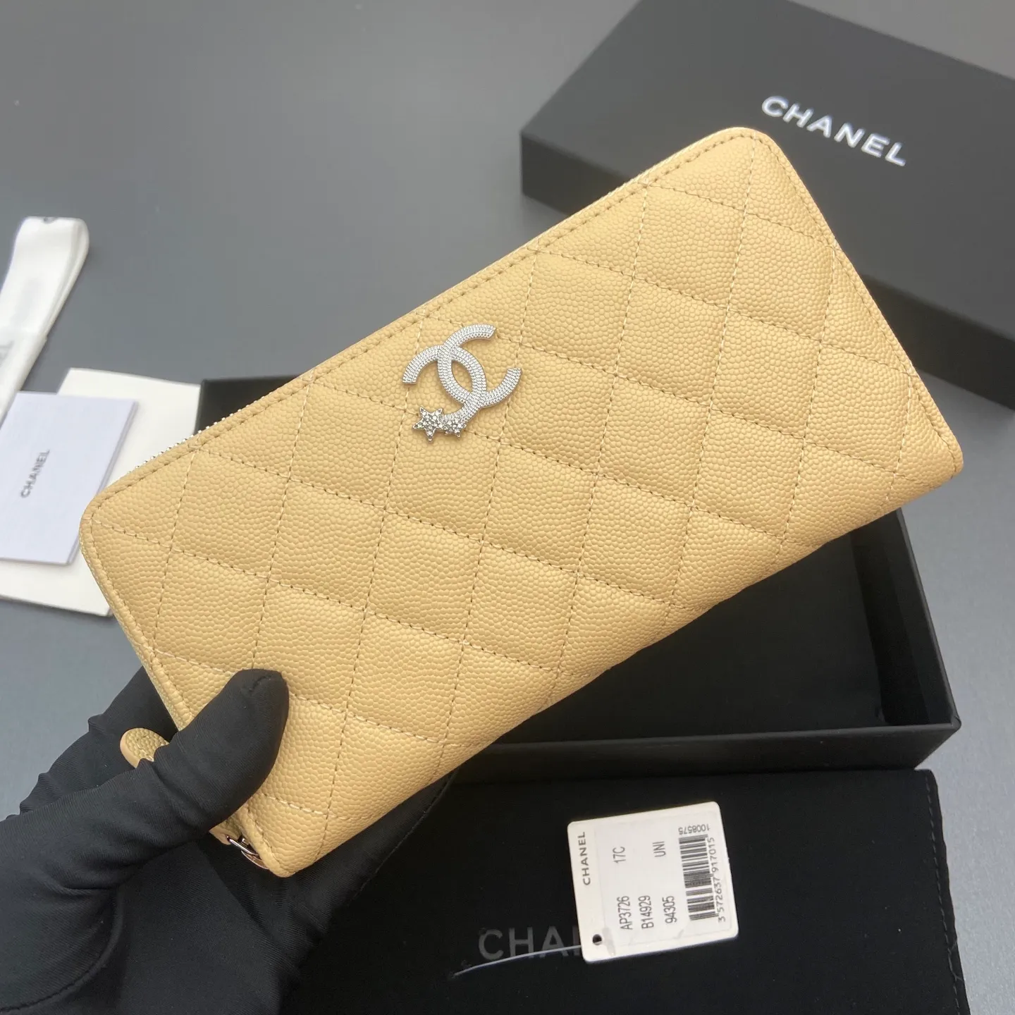 25b new series caviar cowhide with stars ⭐logo shiny blingblibg~zipper bag series apricot fine ball pattern silver star hardware 12 card slots, two banknote compartments two compartments, 1 zipper bag Price: 250 No.: 3726 Size: w19×h10×d3cm