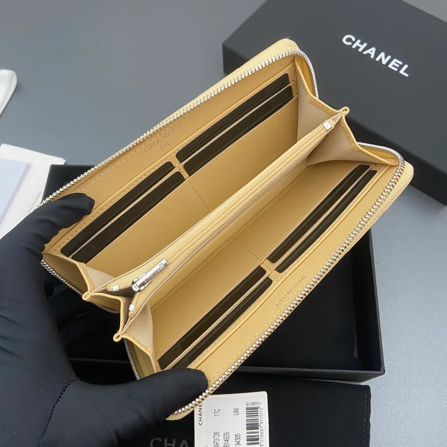 25b new series caviar cowhide with stars ⭐logo shiny blingblibg~zipper bag series apricot fine ball pattern silver star hardware 12 card slots, two banknote compartments two compartments, 1 zipper bag Price: 250 No.: 3726 Size: w19×h10×d3cm