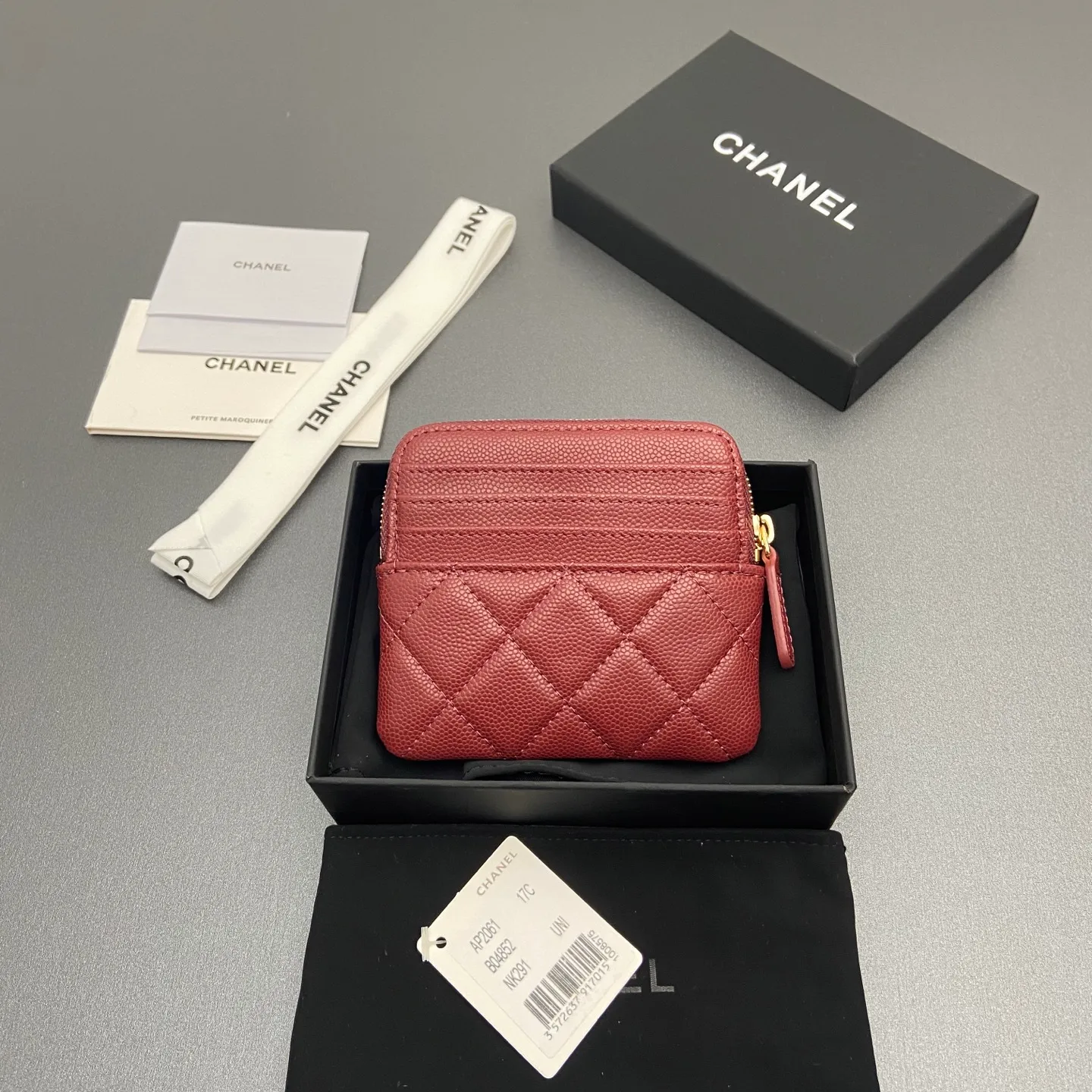 [Special grade hardware original leather] ¥380 Xiaoxiang small zipper bag card holder series Quilted card holder/wallet with iconic metal logo Gold tone metal hardware, special Italian imported leather 5 card slots, 1 small zipper bag No.: 2061 Burgundy thin ball light gold hardware Size: w11.5×h10×d2cm