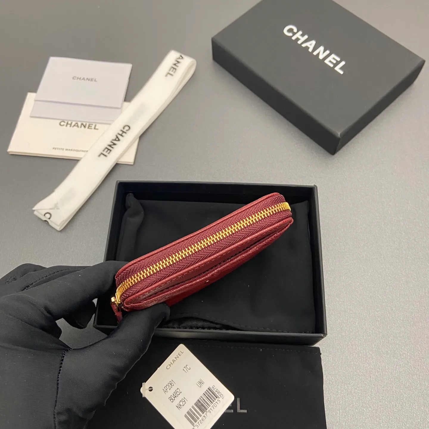 [Special grade hardware original leather] ¥380 Xiaoxiang small zipper bag card holder series Quilted card holder/wallet with iconic metal logo Gold tone metal hardware, special Italian imported leather 5 card slots, 1 small zipper bag No.: 2061 Burgundy thin ball light gold hardware Size: w11.5×h10×d2cm
