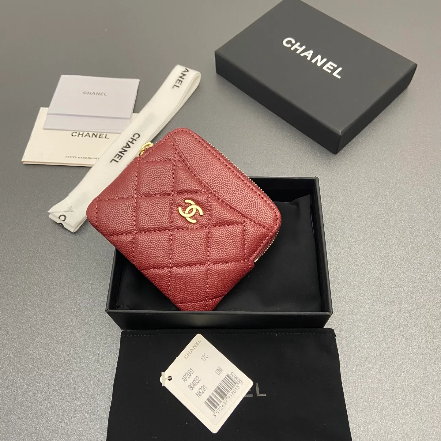 [Special grade hardware original leather] ¥380 Xiaoxiang small zipper bag card holder series Quilted card holder/wallet with iconic metal logo Gold tone metal hardware, special Italian imported leather 5 card slots, 1 small zipper bag No.: 2061 Burgundy thin ball light gold hardware Size: w11.5×h10×d2cm