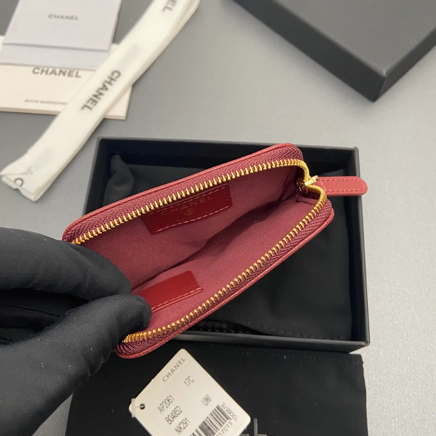 [Special grade hardware original leather] ¥380 Xiaoxiang small zipper bag card holder series Quilted card holder/wallet with iconic metal logo Gold tone metal hardware, special Italian imported leather 5 card slots, 1 small zipper bag No.: 2061 Burgundy thin ball light gold hardware Size: w11.5×h10×d2cm
