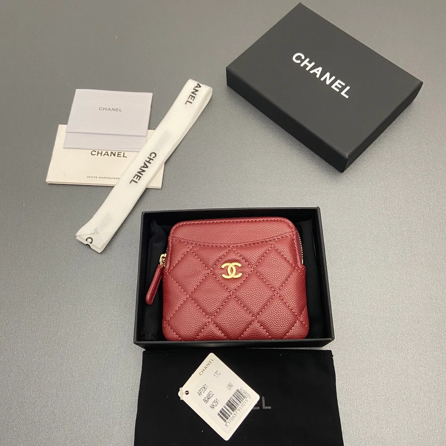 [Special grade hardware original leather] ¥380 Xiaoxiang small zipper bag card holder series Quilted card holder/wallet with iconic metal logo Gold tone metal hardware, special Italian imported leather 5 card slots, 1 small zipper bag No.: 2061 Burgundy thin ball light gold hardware Size: w11.5×h10×d2cm