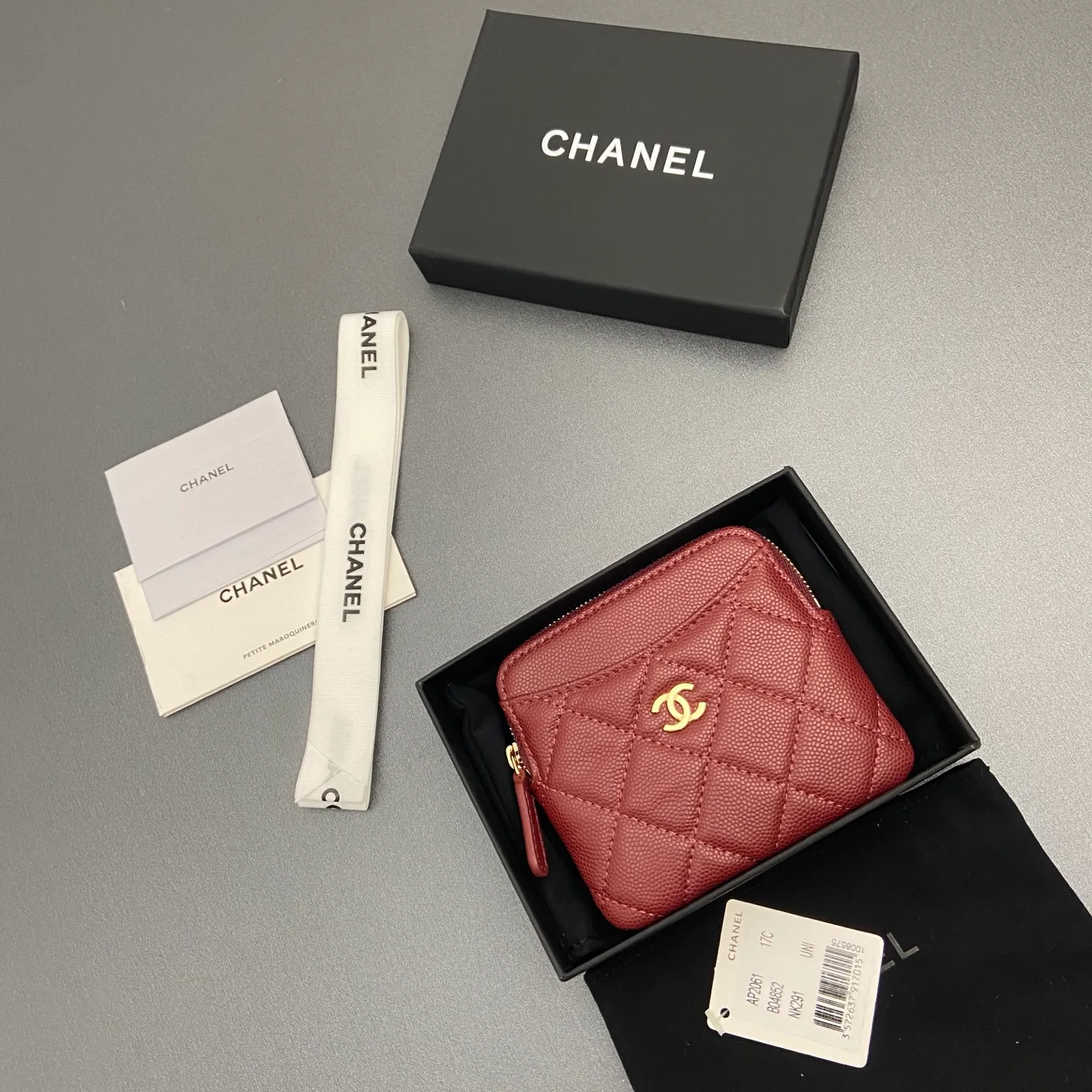 [Special grade hardware original leather] ¥380 Xiaoxiang small zipper bag card holder series Quilted card holder/wallet with iconic metal logo Gold tone metal hardware, special Italian imported leather 5 card slots, 1 small zipper bag No.: 2061 Burgundy thin ball light gold hardware Size: w11.5×h10×d2cm