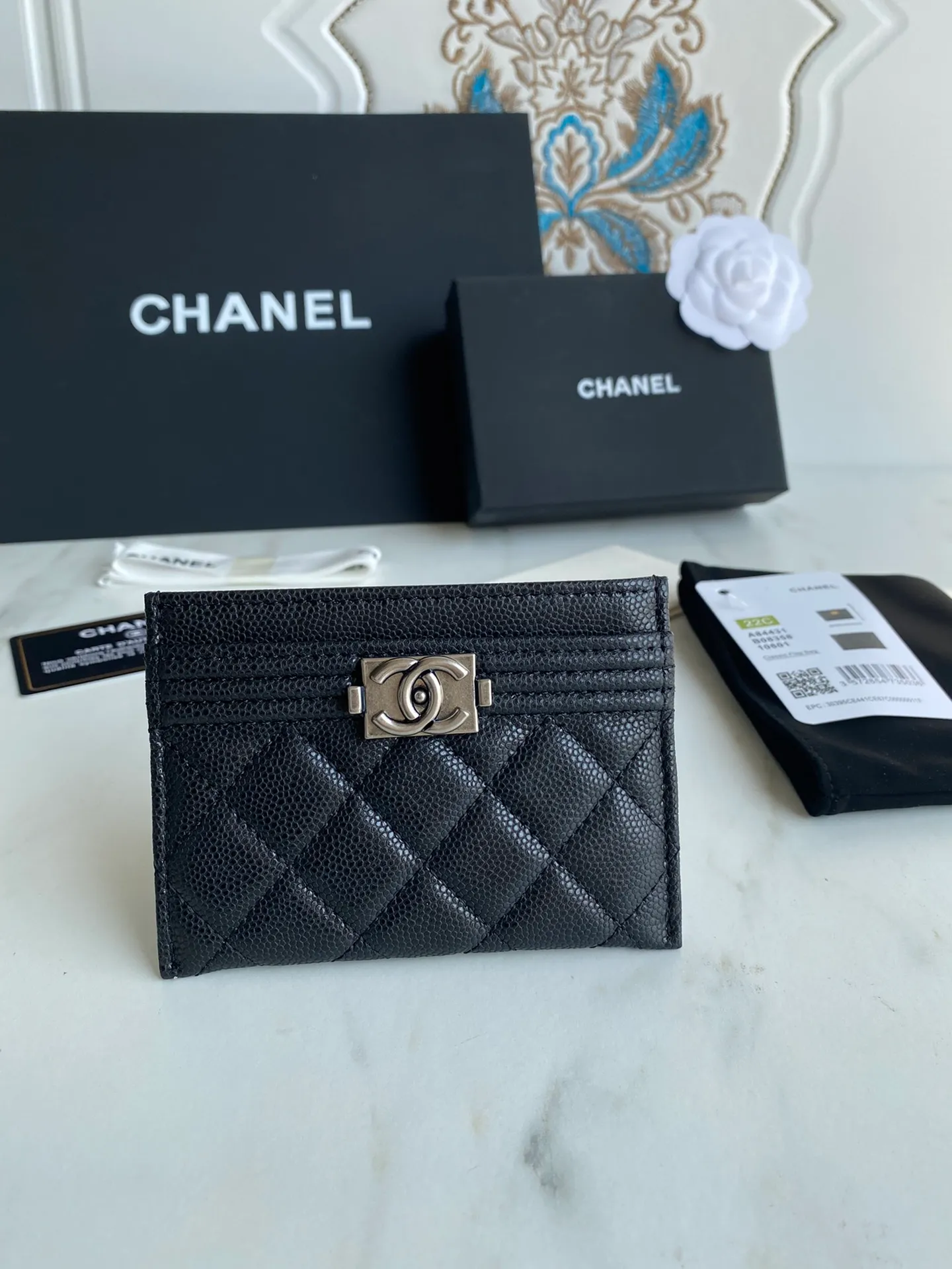 220💰[Original quality][With serial code] CHANEL’s new leboy card holder has arrived! The imported rhombus pattern is very attractive! The retro gilt buckle has an old-fashioned feel and is very fashionable and retro❤️This small card holder is very cost-effective and you can also put some change in the three card slots👍Model number: 84431 Size: 11×7.5×1cm
