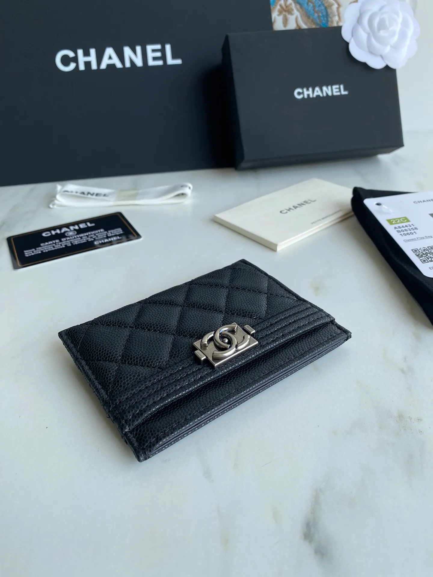 220💰[Original quality][With serial code] CHANEL’s new leboy card holder has arrived! The imported rhombus pattern is very attractive! The retro gilt buckle has an old-fashioned feel and is very fashionable and retro❤️This small card holder is very cost-effective and you can also put some change in the three card slots👍Model number: 84431 Size: 11×7.5×1cm