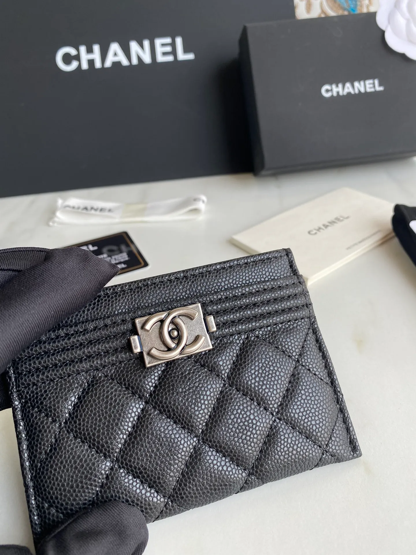 220💰[Original quality][With serial code] CHANEL’s new leboy card holder has arrived! The imported rhombus pattern is very attractive! The retro gilt buckle has an old-fashioned feel and is very fashionable and retro❤️This small card holder is very cost-effective and you can also put some change in the three card slots👍Model number: 84431 Size: 11×7.5×1cm