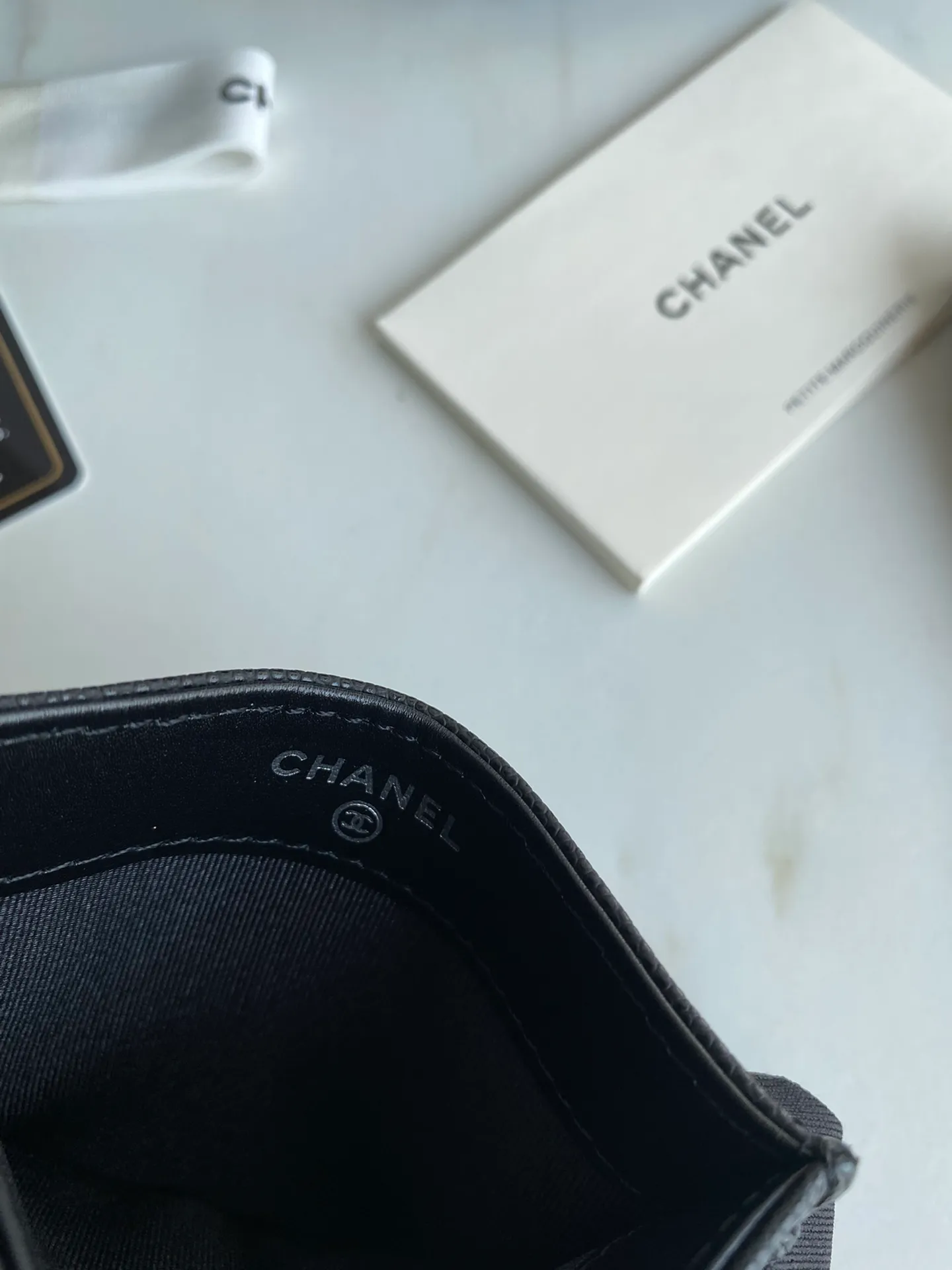 220💰[Original quality][With serial code] CHANEL’s new leboy card holder has arrived! The imported rhombus pattern is very attractive! The retro gilt buckle has an old-fashioned feel and is very fashionable and retro❤️This small card holder is very cost-effective and you can also put some change in the three card slots👍Model number: 84431 Size: 11×7.5×1cm