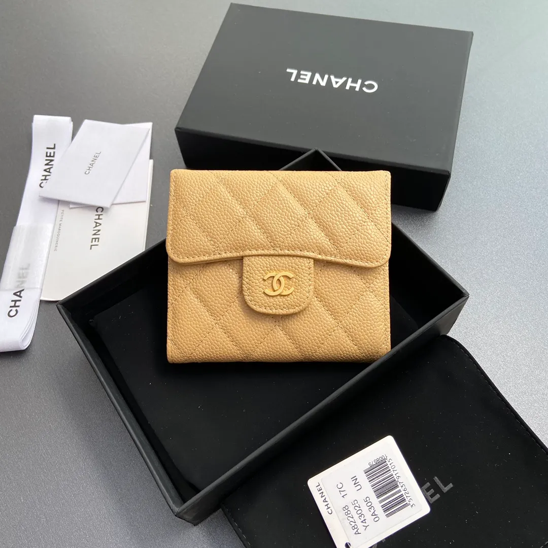 [Imported leather from Italy] ¥440 Special apricot fine ball grain embossed leather Gold tone metal hardware 6 card slots 1 banknote compartment 1 coin zipper bag No.: 82288 Size: w10.5×h11.5×d3cm
