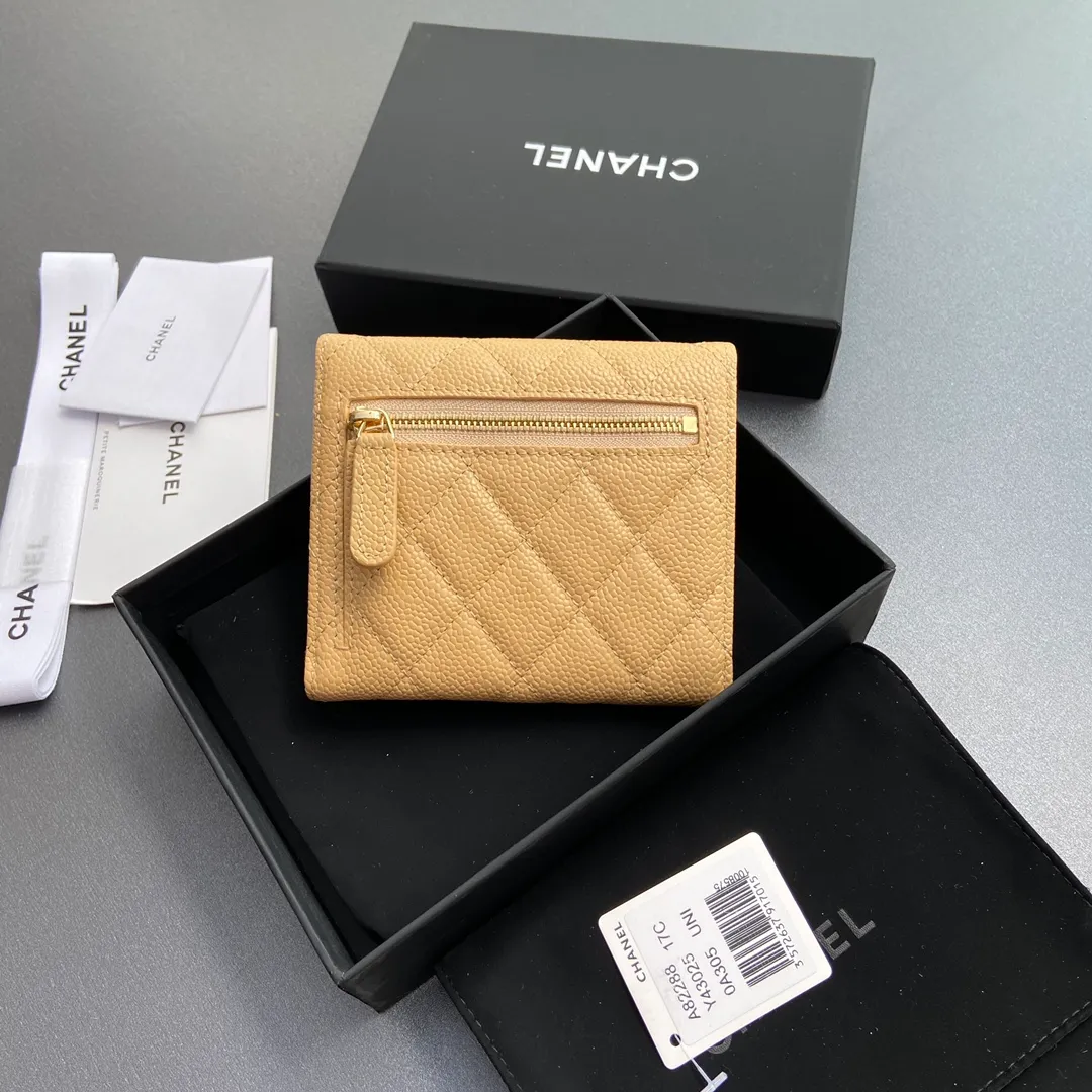 [Imported leather from Italy] ¥440 Special apricot fine ball grain embossed leather Gold tone metal hardware 6 card slots 1 banknote compartment 1 coin zipper bag No.: 82288 Size: w10.5×h11.5×d3cm