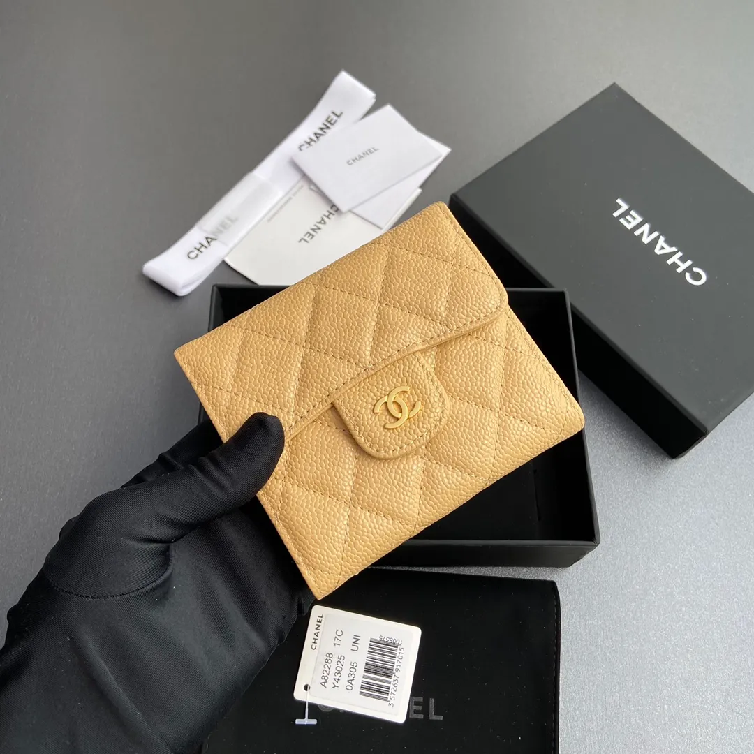 [Imported leather from Italy] ¥440 Special apricot fine ball grain embossed leather Gold tone metal hardware 6 card slots 1 banknote compartment 1 coin zipper bag No.: 82288 Size: w10.5×h11.5×d3cm