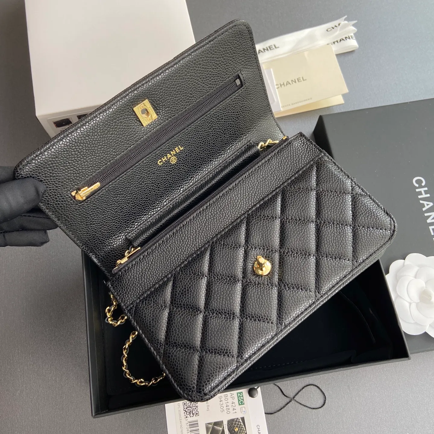 Xiaoxiang imported Italian caviar cowhide [upgraded version] Item number: AP8482 💰700 Size: w20×h13×d3.5cm Color: black ball pattern gold steel mark