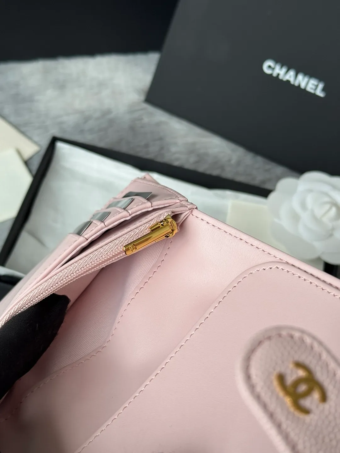 💰440💰4050 New product launched Passport wallet 2-in-1 passport holder that can hold cash, credit card and passport. CHANEL multifunctional passport holder, original quality, imported caviar, cowhide, color as shown in the picture, exclusive real shot, this design may also enter the classic series in the future. Style number: AP6392 Size: 15*10*3cm.