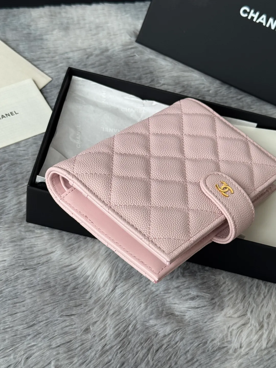 💰440💰4050 New product launched Passport wallet 2-in-1 passport holder that can hold cash, credit card and passport. CHANEL multifunctional passport holder, original quality, imported caviar, cowhide, color as shown in the picture, exclusive real shot, this design may also enter the classic series in the future. Style number: AP6392 Size: 15*10*3cm.