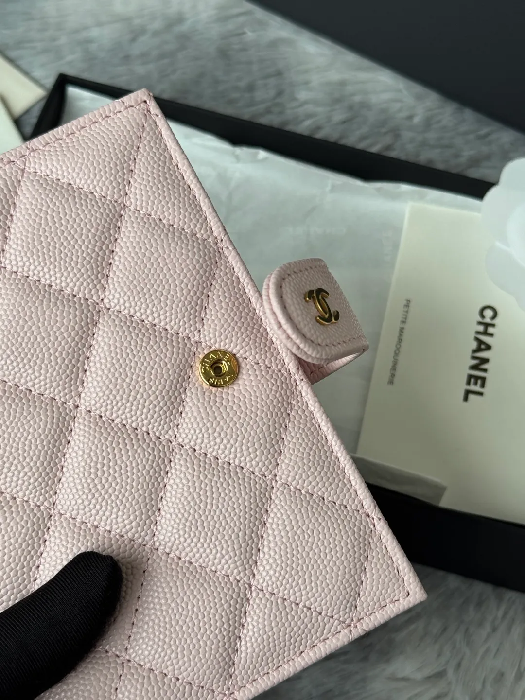 💰440💰4050 New product launched Passport wallet 2-in-1 passport holder that can hold cash, credit card and passport. CHANEL multifunctional passport holder, original quality, imported caviar, cowhide, color as shown in the picture, exclusive real shot, this design may also enter the classic series in the future. Style number: AP6392 Size: 15*10*3cm.